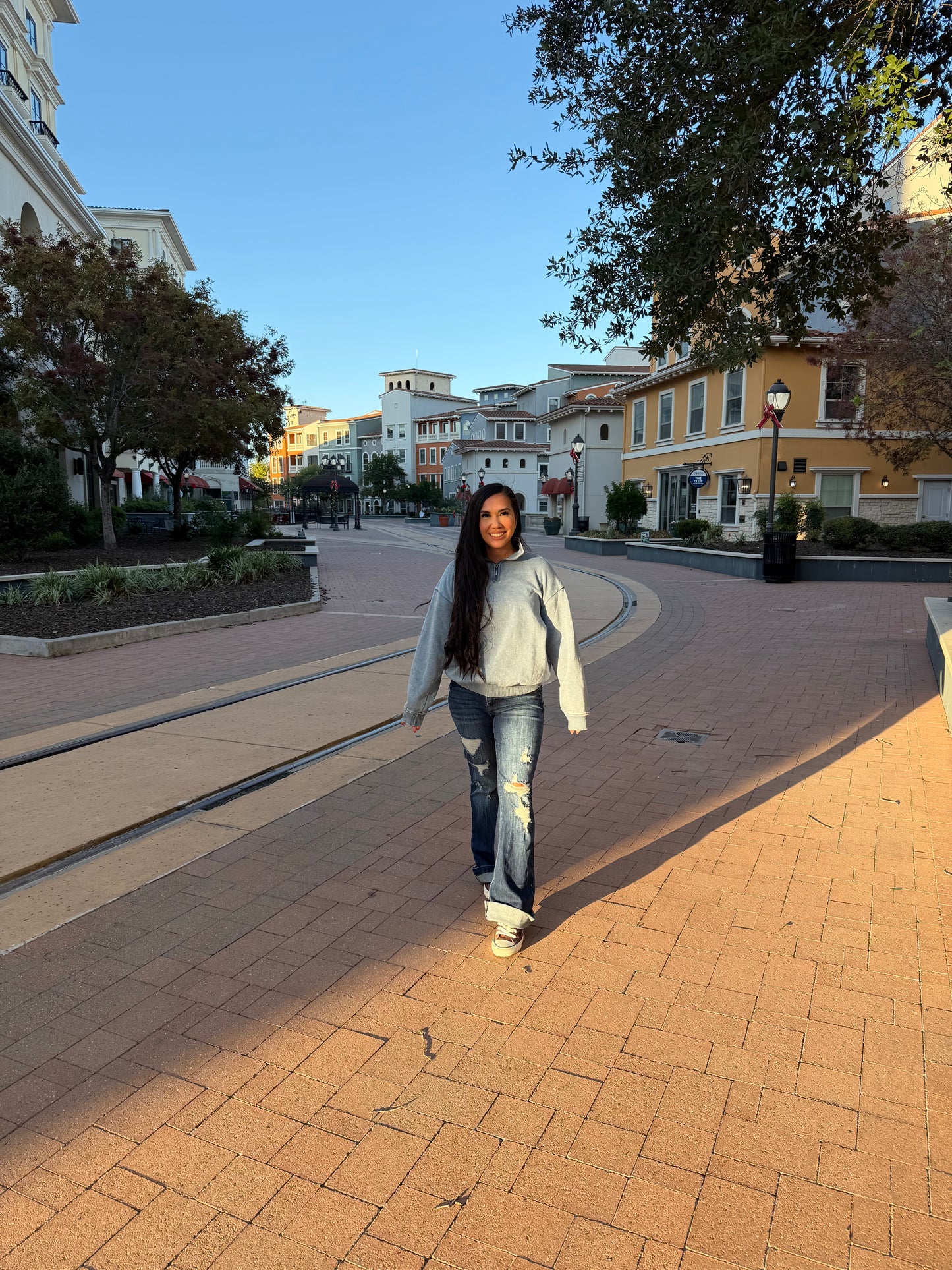 Holly washed pull over in the color BLUE